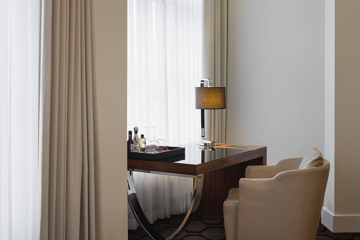 Minibar/Schreibtisch